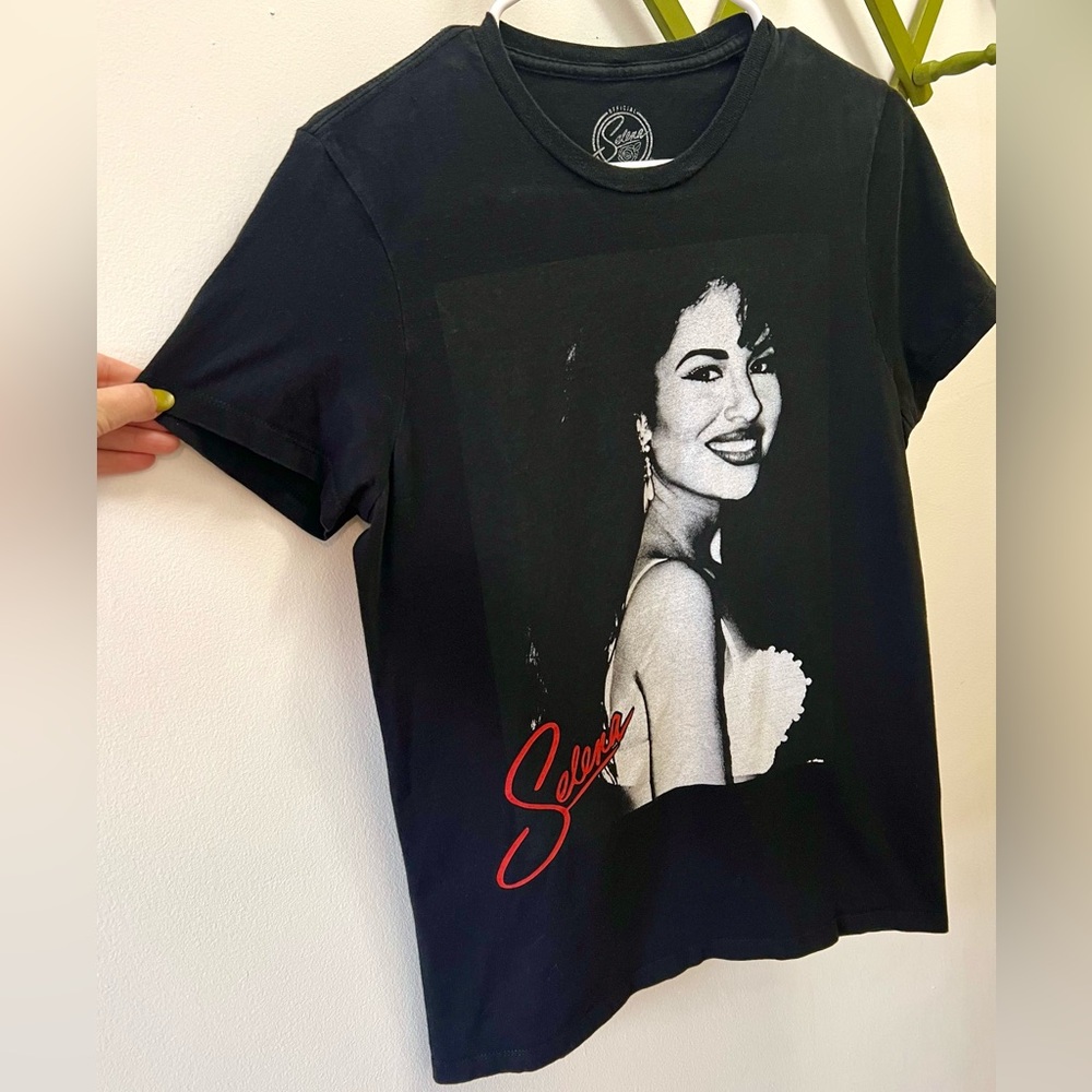 Selena 🌹 Black & White Portrait Tee - Picture 3 of 7